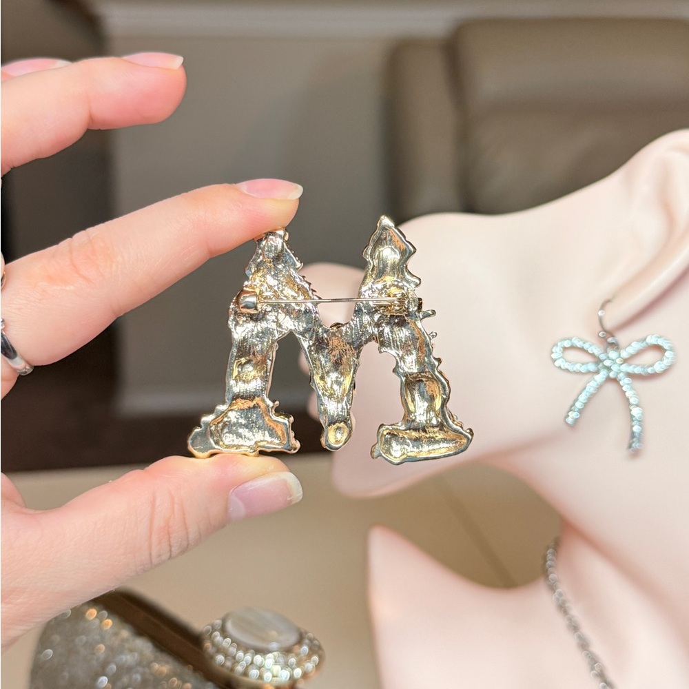⚜️ Trendy Gold and Pearl Brooch - Picture 4 of 8